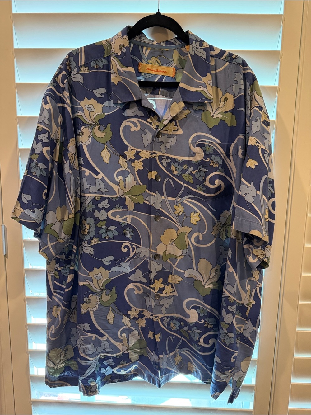 Tommy Bahama 100% silk Men’s Blue Floral Short-Sleeve Button-Up Shirt